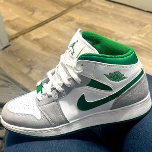 Jordan 1mid Size 7 vey clean only worn once(SON COULDNT FIT) EXTRA SHOESTRING